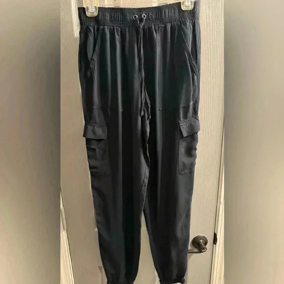 Women’s Olive + Oak Cargo Jogger pants in black EUC 100% Rayon Size Medium - Picture 1 of 10